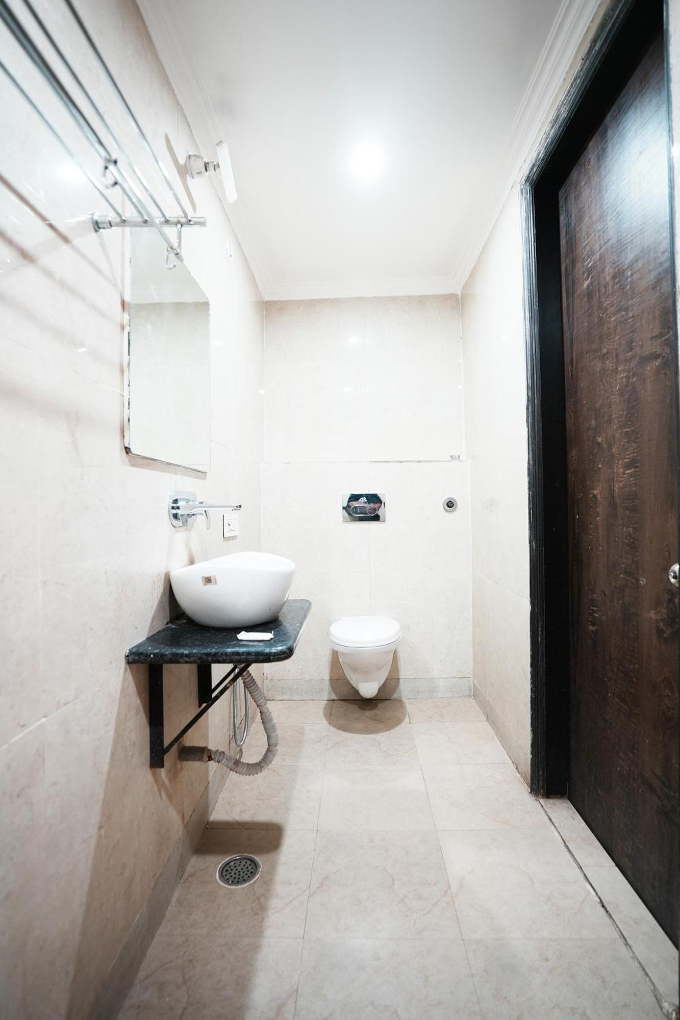 Hotel Amour Near Igi Delhi Airport ニューデリー エクステリア 写真